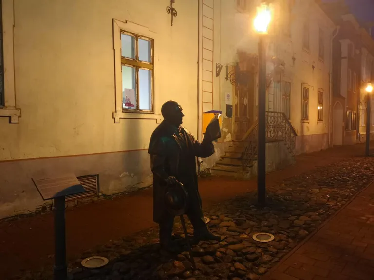 Ehkki üleeile panid töömehed Jannseni kuju kõrvale paigaldatud laterna korraks tööle, mattus monumendi ümbrus eile taas pimedusse. Papa Jannseni juures ei tööta endiselt maa sisse paigaldatud süvisvalgustidki.