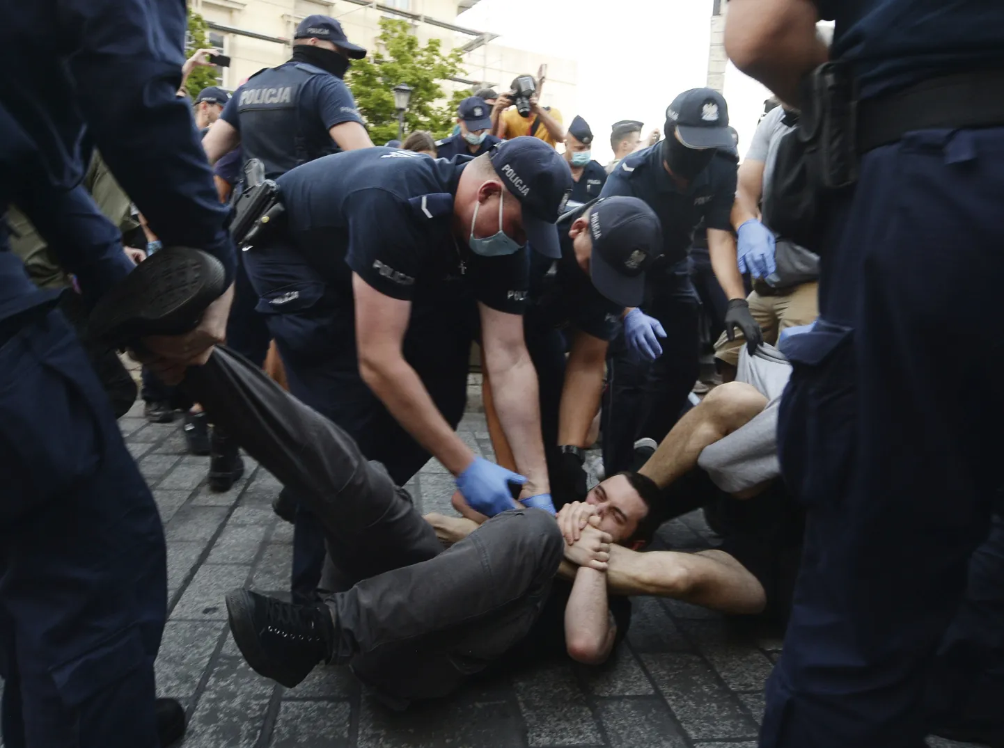 Poola politsei kähmleb LGBT aktivistidega Varssavis 7. august 2020.