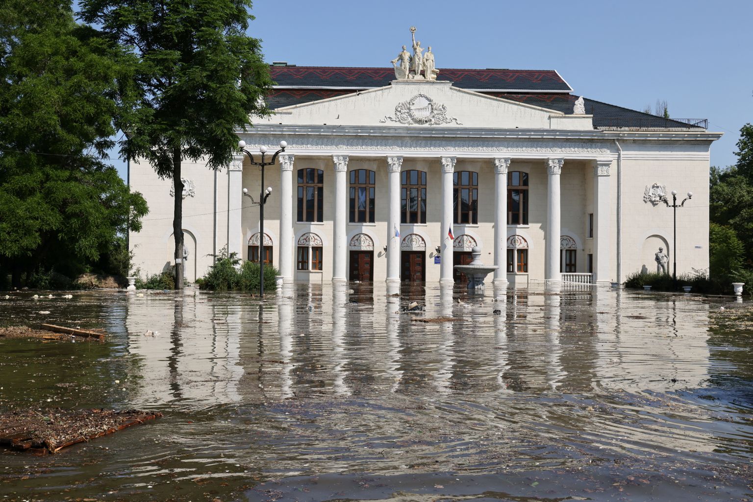 Nova Kahhovka kultuurimaja esine väljak on tammi purunemise tagajärjel täielikult vee all