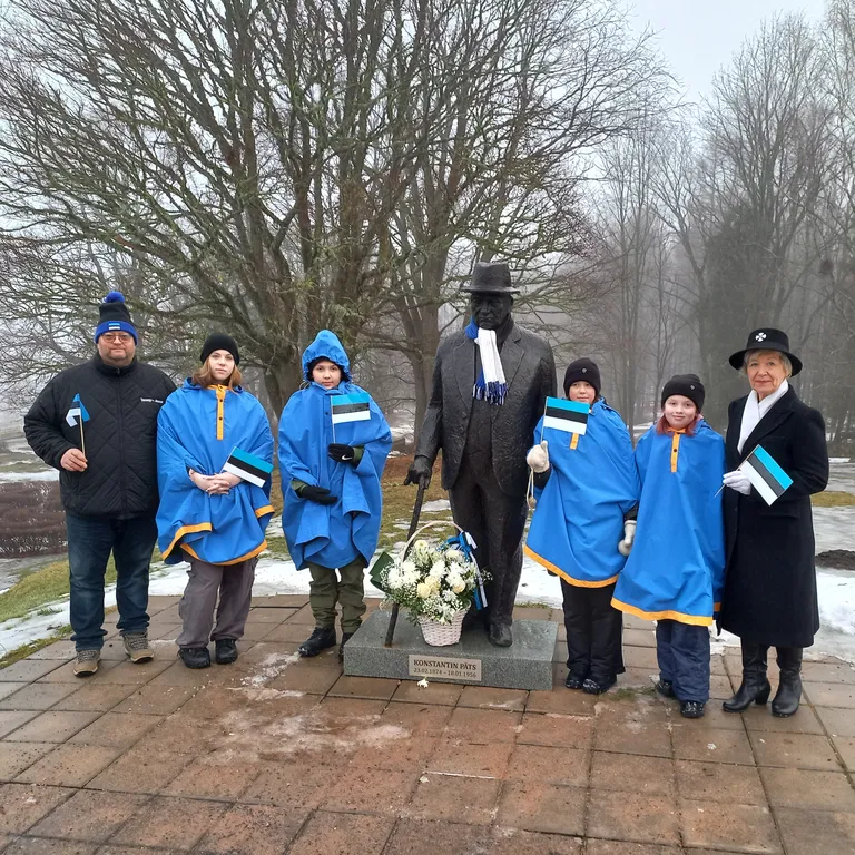 Eesti Vabariigi esimese riigipea kuju juurde rivistusid kodutütred koos Jaak Saare ja Maire Auliga.