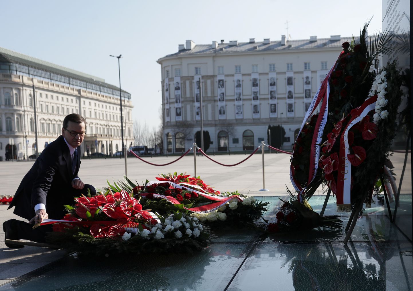 Poola peaminister Mateusz Morawiecki asetab pärja 10 aasta eest Smolenski lennukatastroofis hukkunud ohvrite mälestuseks.