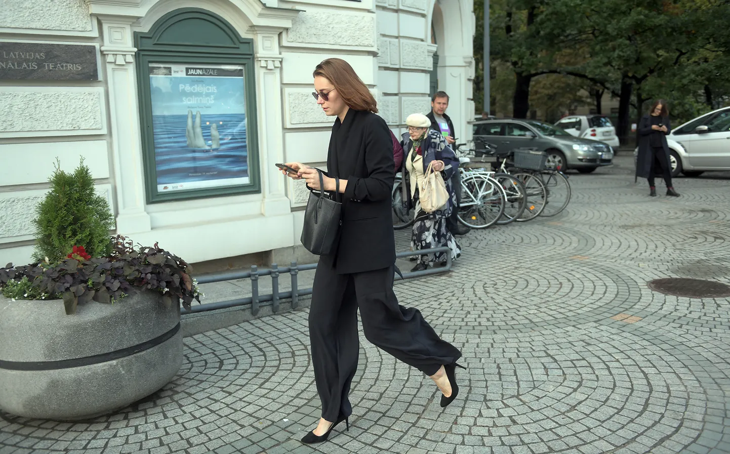 Viesu un eksprezidentu rudenīgais stils Nacionālā teātra sezonas pirmizrādē
