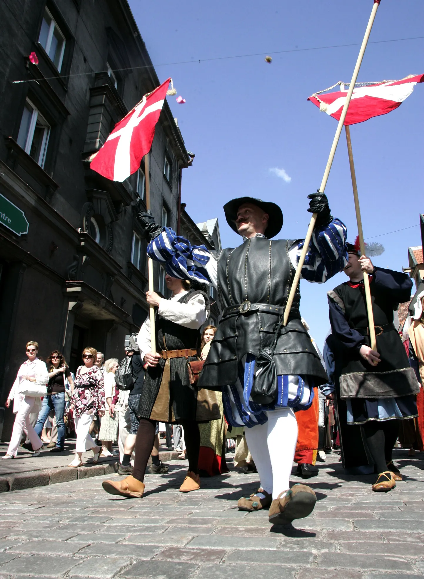 Tallinna päev; sõnavõtud ja atraktsioonid Raekoja platsil, teatraliseeritud rongkäik mööda Harju tänavat Vabaduse Väljakule; kultuuripealinn Tallinn 2011.