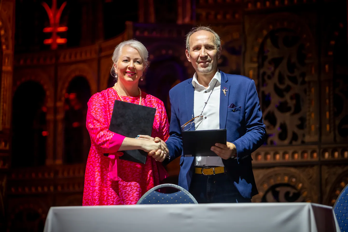 Eesti Kontserdi juht Kertu Orro ja Maria Bieșu Moldova rahvusooperi ja -balleti asedirektor Iurie Matei mullu esinemislepingu allkirjastamisel.