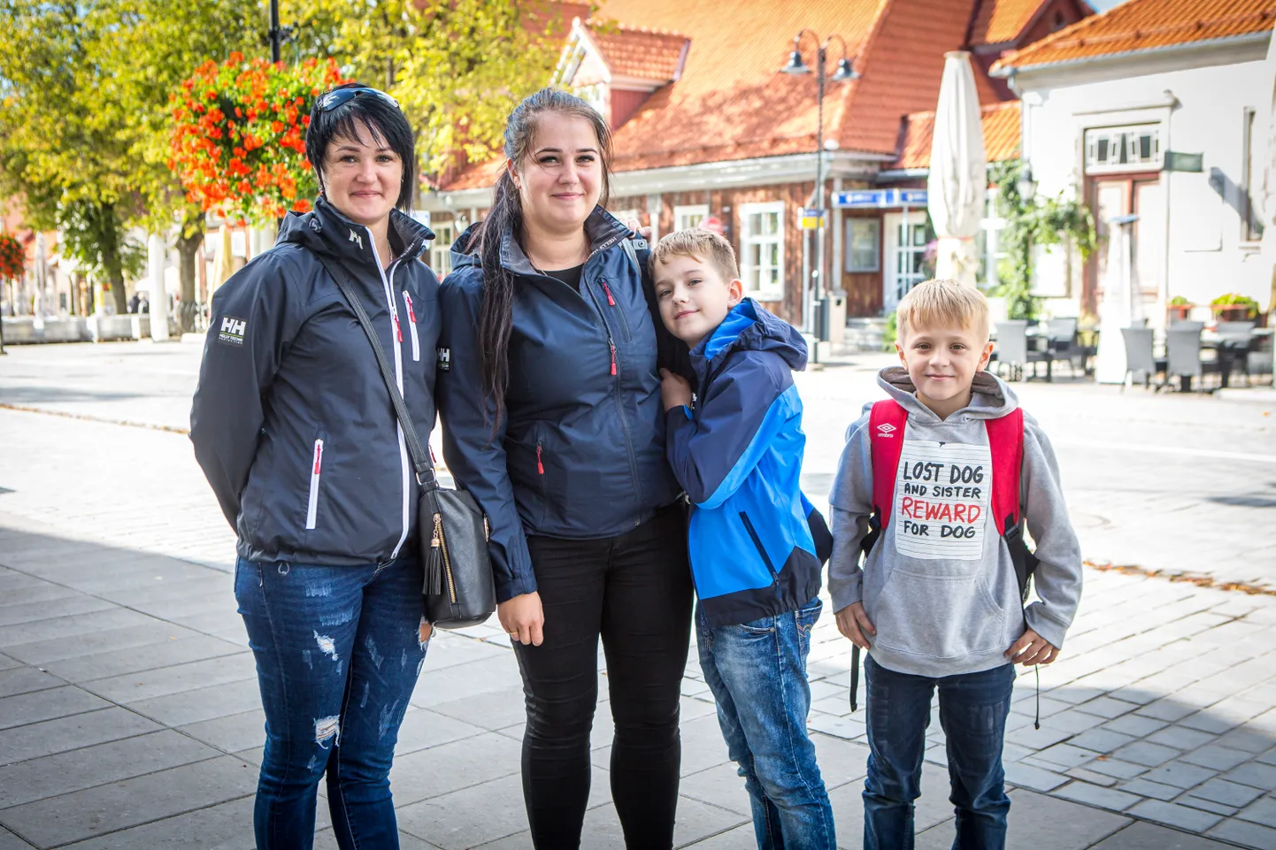 MANDRILE EI KOLIKS: Eliko Schapel ja Keit Lees suurema palga nimel mandrile tööle minna ei tahaks. Saaremaa eluga on rahul ka Carl Joosep Johanson ja Sten-Markus Schapel.