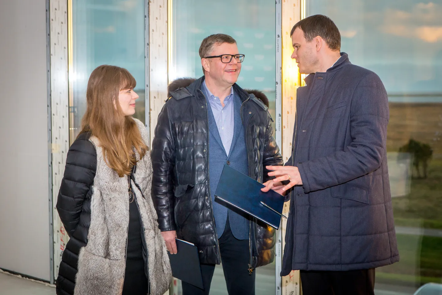 POSITIIVSED ARENGUD: WOW! keskuse esindaja Karolina Liblik, omanik Tullio Liblik ja vallavanem Madis Kallas eilsel ekvaatoripeol ning tänavate üleandmisel.