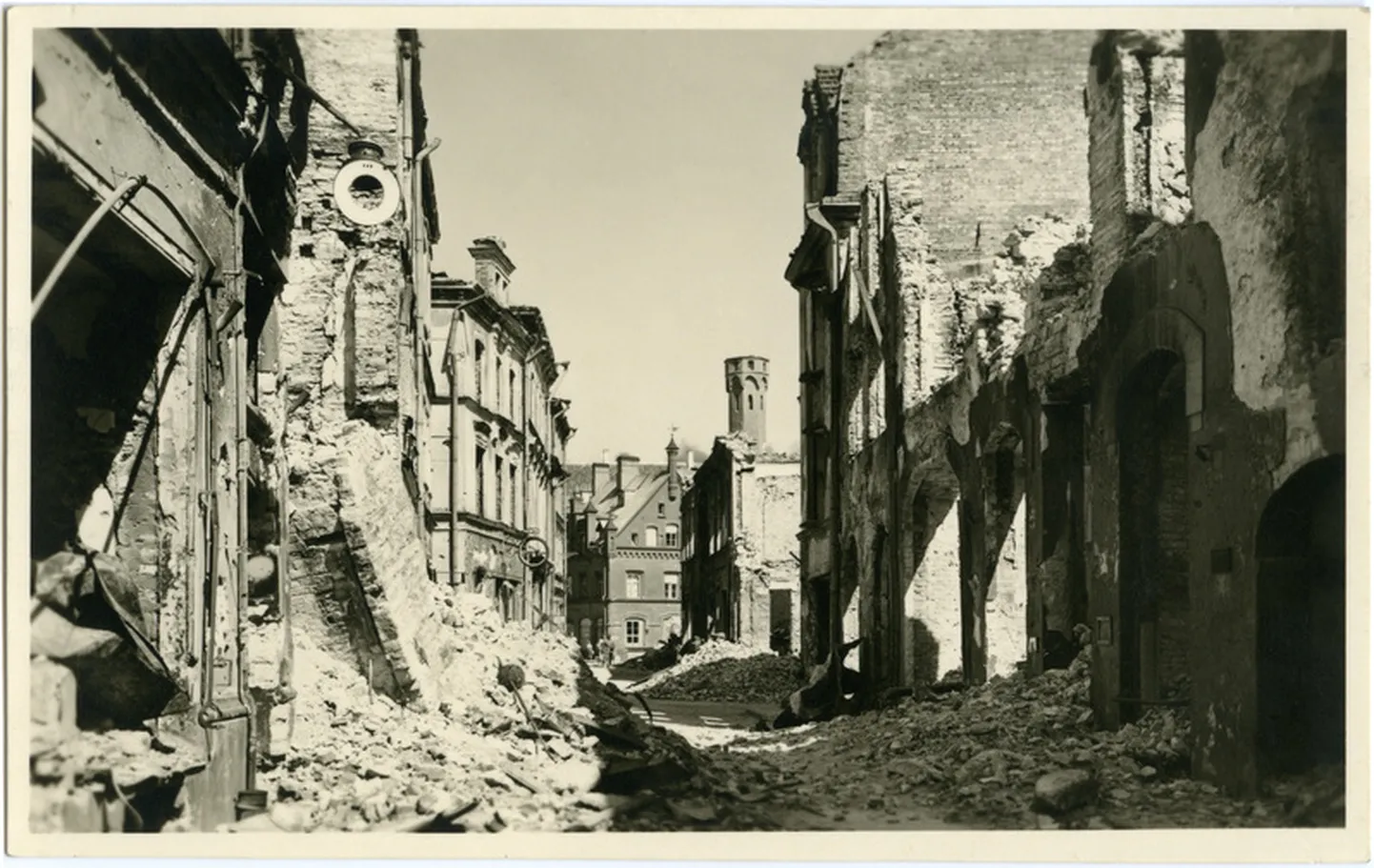 Улица Харью стала символом мартовской бомбардировки. На заднем плане видна “обезглавленная” Ратуша.