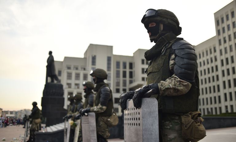 Valgevene märulimiilits kaitsmas Minskis valitsushooneid protestijate eest