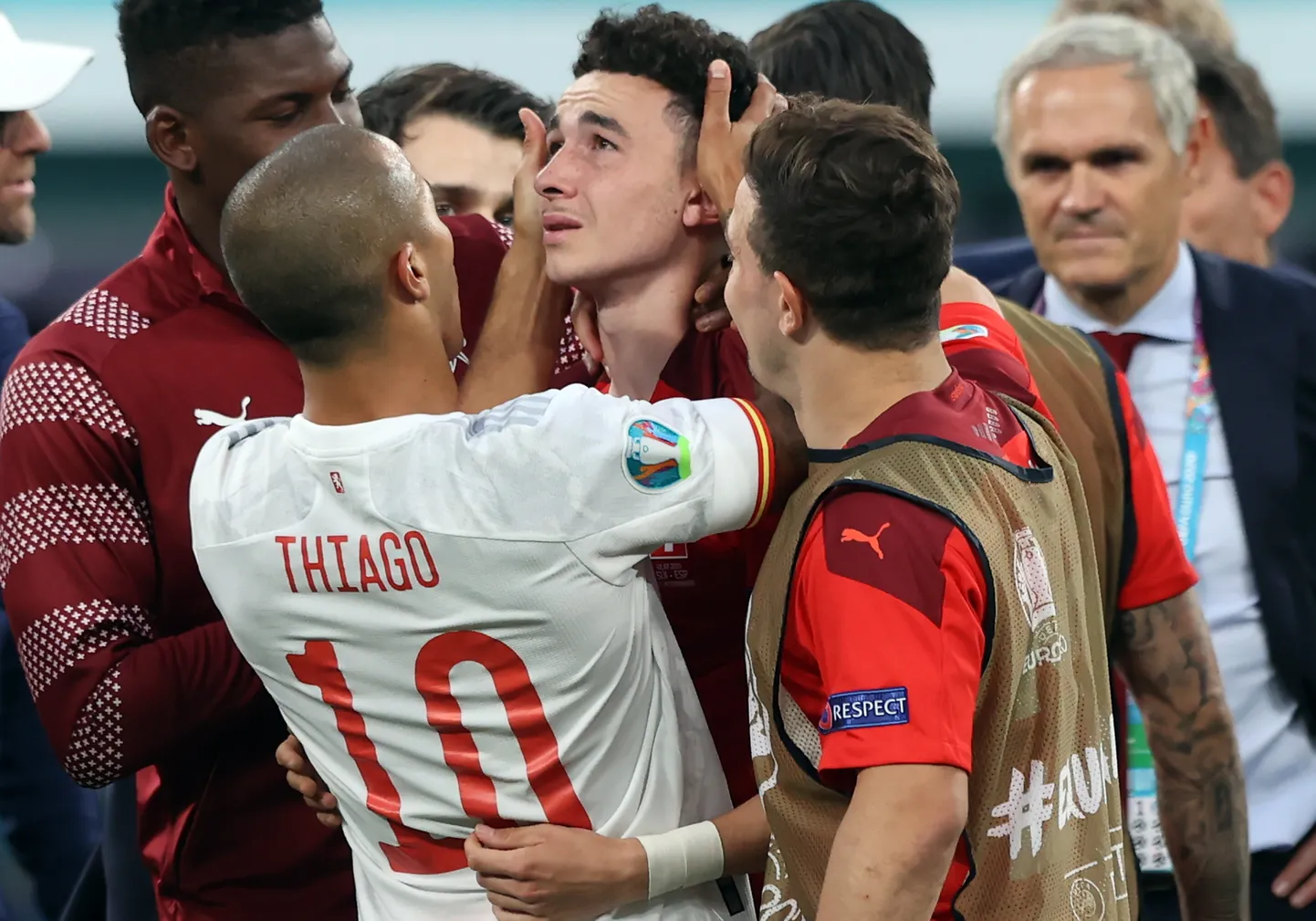 Hispaania poolkaitsja Thiago Alcantara lohutamas šveitslasest poolkaitsjat Ruben Vargast. Hispaania alistas 2. juulil Venemaal Peterburis toimunud mängus Šveitsi 3:1