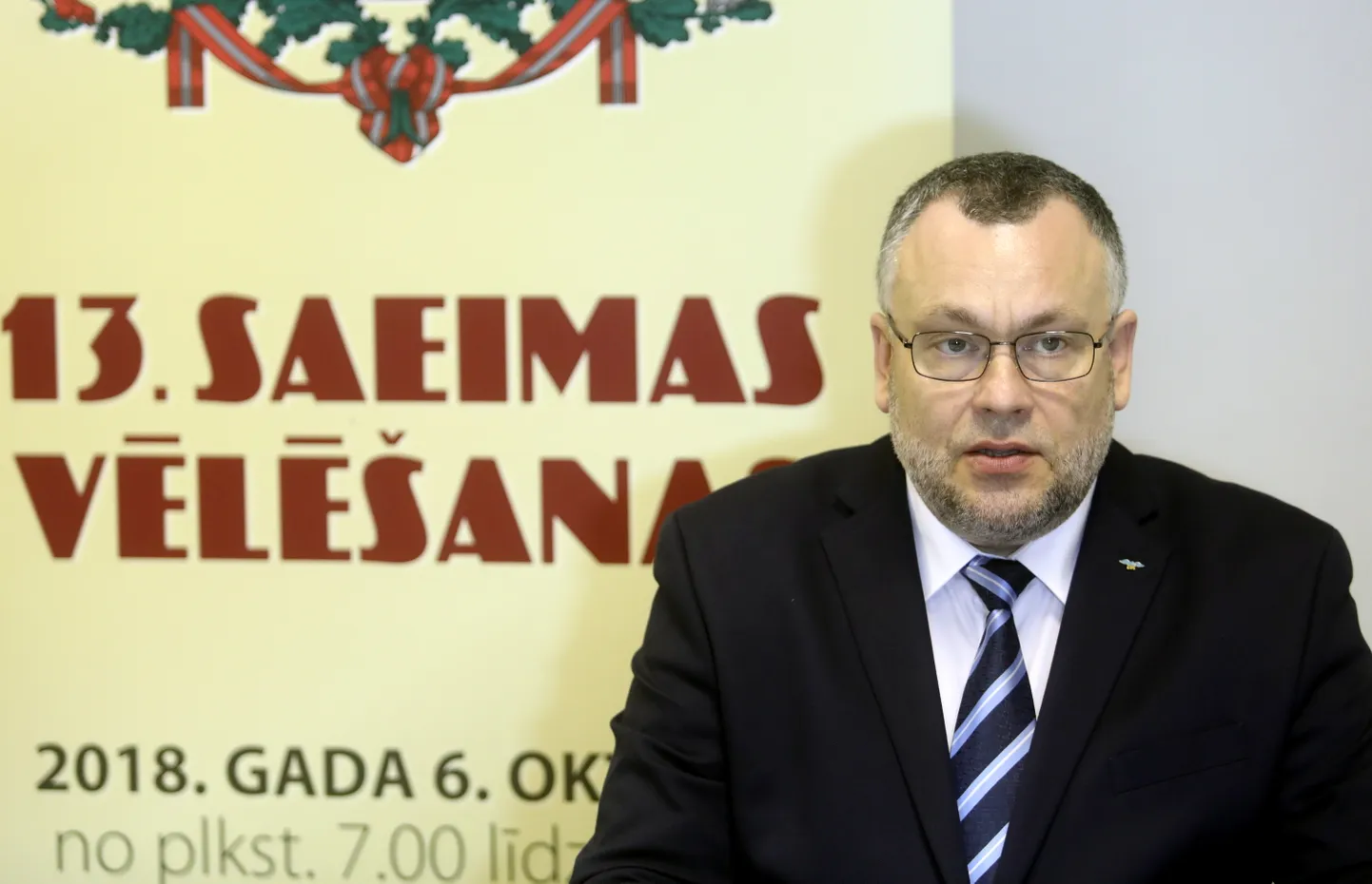 Centrālās vēlēšanu komisijas priekšsēdētājs Arnis Cimdarspreses konferencē informē par pilsoņu aktivitāti 13.Saeimas vēlēšanās.