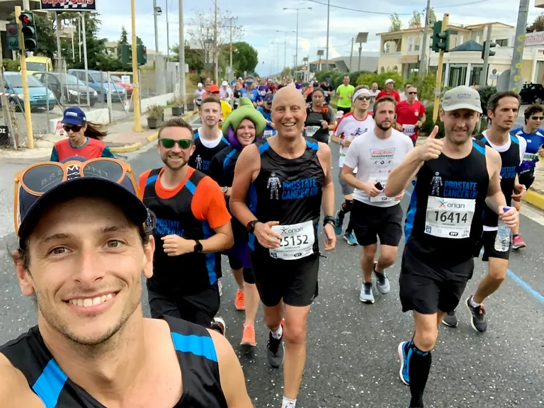 Nick Butter Kreekas Ateenas maratonil, taga on ta sõber Kevin Webber (keskel ja kiilas)