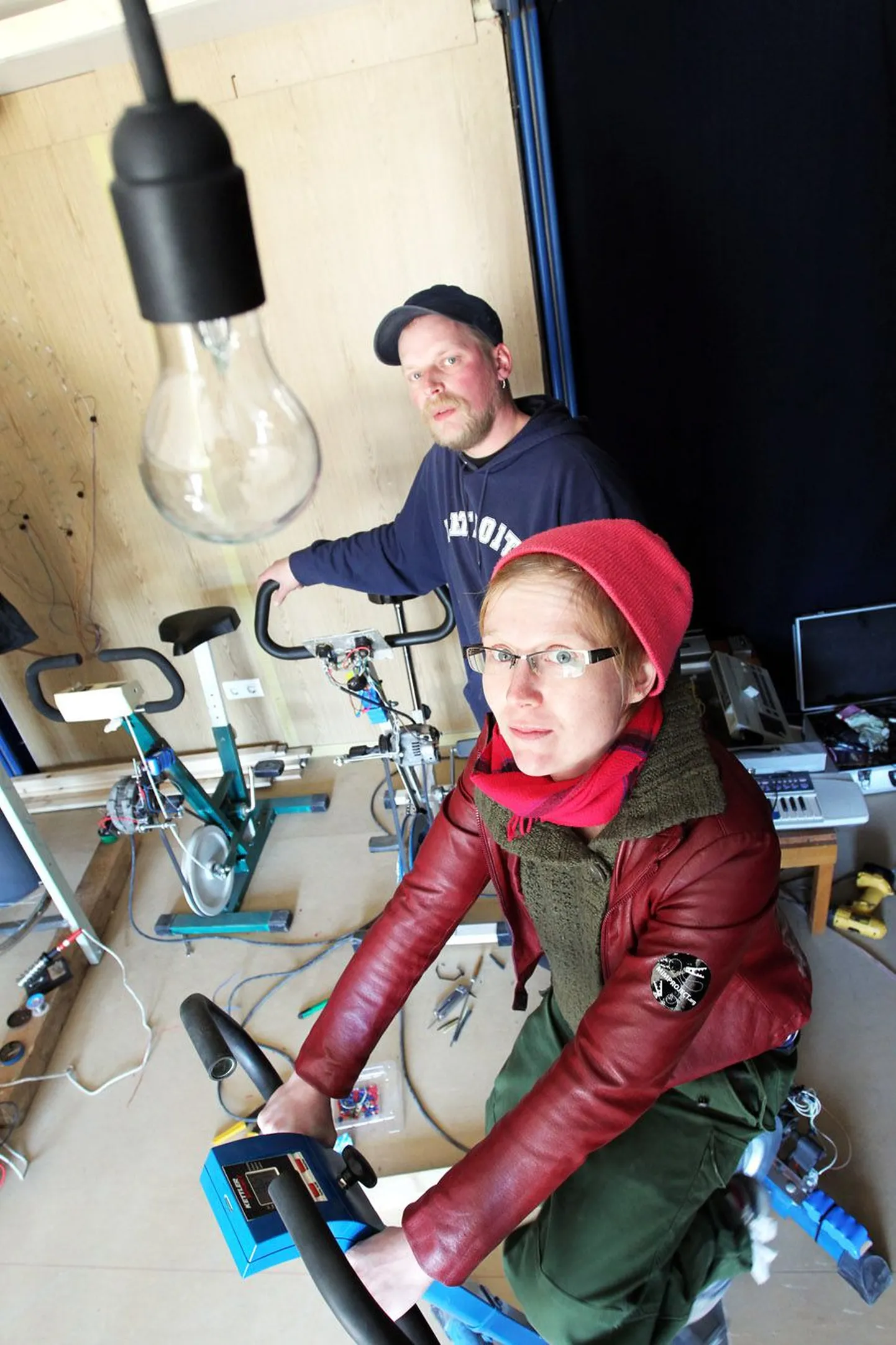 Lavastuse «MIM goes sustainable» taga olev loominguline ühendus MIMproject on loonud interaktiivse ja tehnoloogilise teatri projekte alates 2005. aastast, juhtfiguurideks interdistsiplinaarsed kunstnikud Maike Lond ja Taavet Jansen.