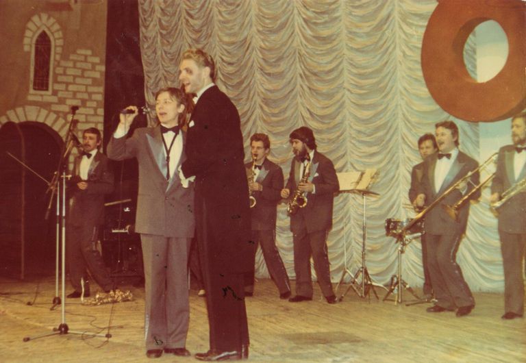 1985. aastal liitus ansambliga solist Mart Sander. Mart Sanderil oli kombeks alati pärast Artur Raidmetsa esinemist lavale astuda ja teadustada: „Kuulsite rahvalikku laulu „Tädi Anna”. Nüüd midagi muusikasõpradele!”