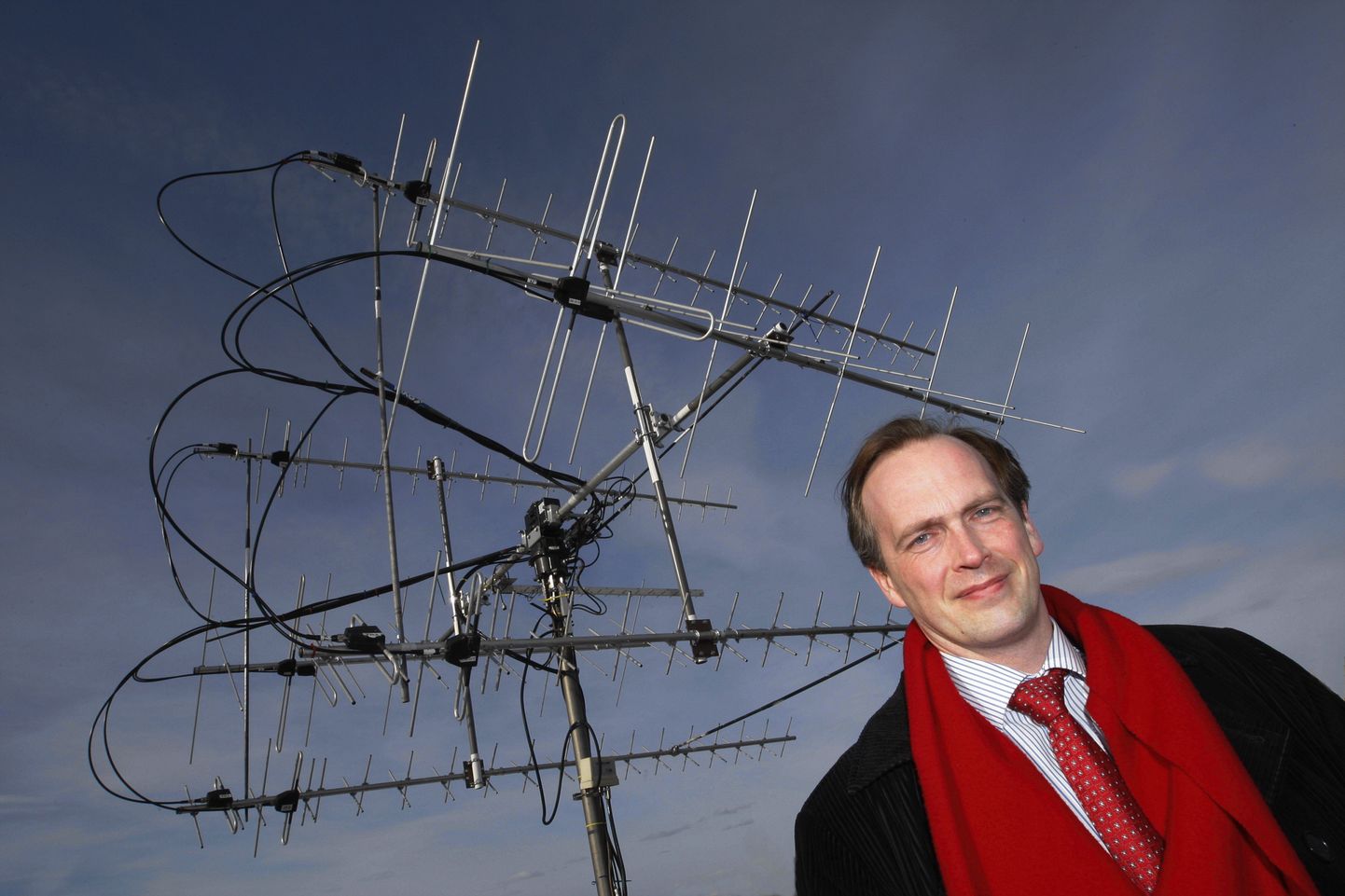 Руководитель проекта эстонского спутника Март Ноорма доволен итогами первого года работы EstCube. За спиной у Ноорма антенна, посредством которой поддерживается связь со спутником.