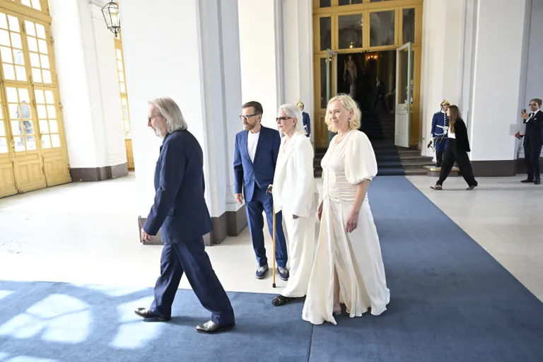Björn Ulvaeus, Anni-Frid Lyngstad Reuss, Agnetha Fältskog ja Benny Andersson võtmas vastu kuninglikke ordeneid.