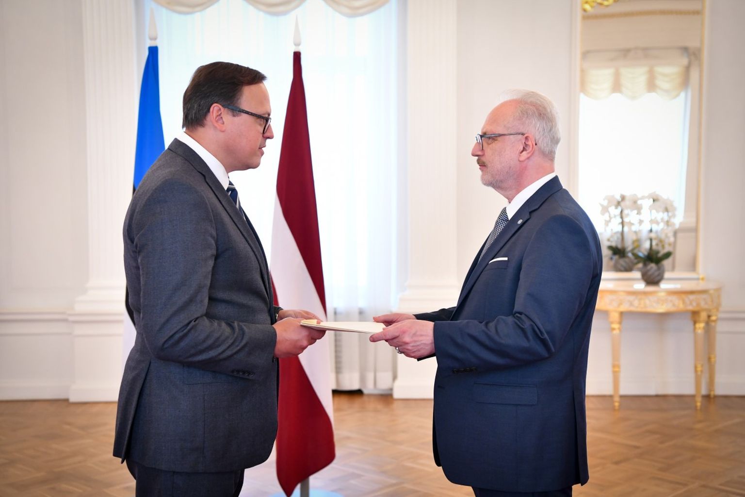 Eesti suursaadik Lätis Eerik Marmei (vasakul) andis üle volikirja.