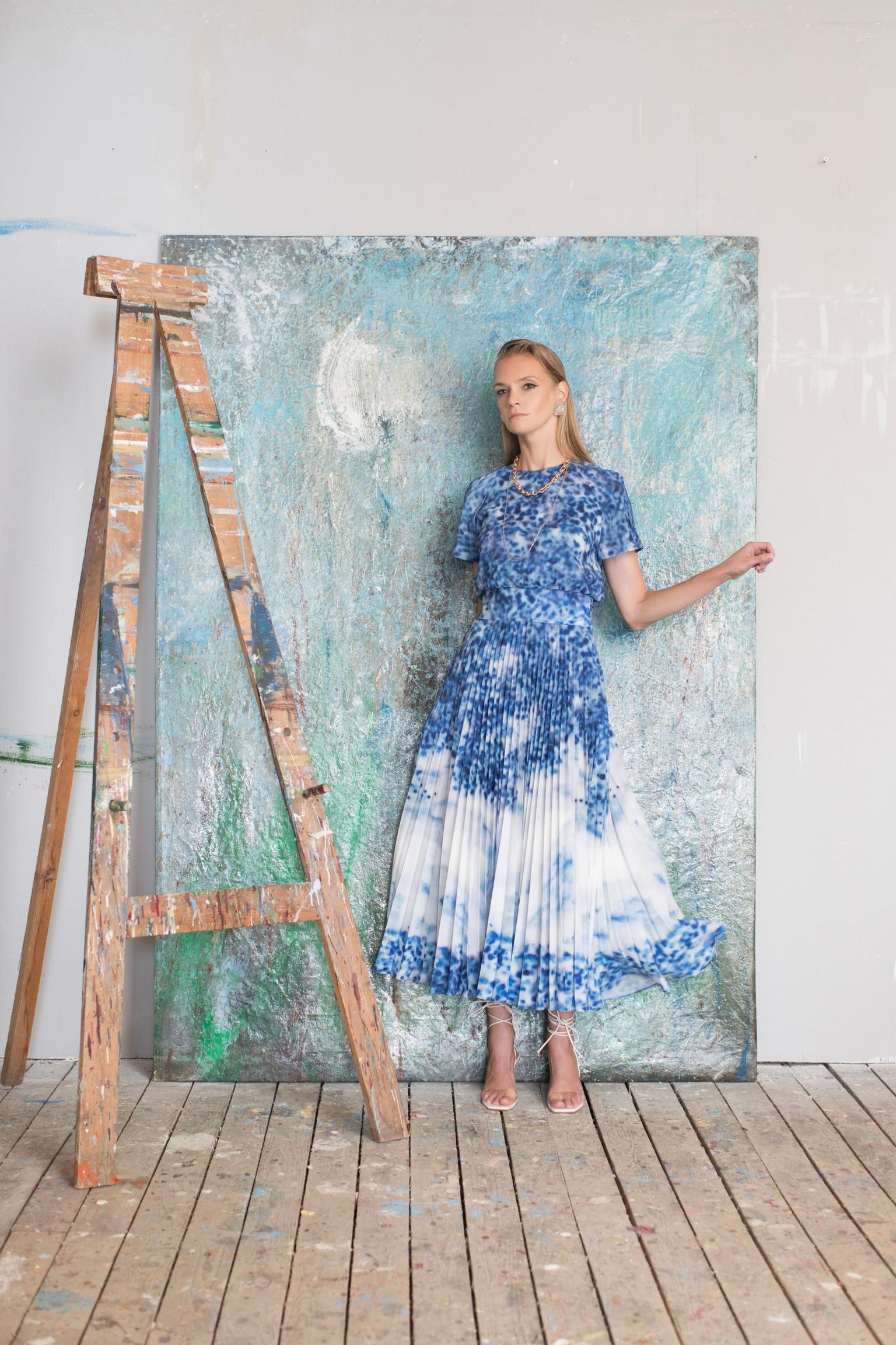 Maalilt ja portselanserviisilt maailma – Lilli Jahilo kleitidel ärkab ellu ja astub tänavale Adamson-Ericu kunst.