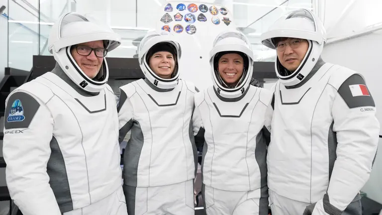 SpaceXi Fram2 missiooni astronaudid, kes lendavad üle Maa pooluste. Missioonispetsialist ja meditsiinitöötaja Eric Phillips, piloot Rabea Rogge, sõiduki kapten Jannicke Mikkelsen ja missiooni komandör Chun Wang.