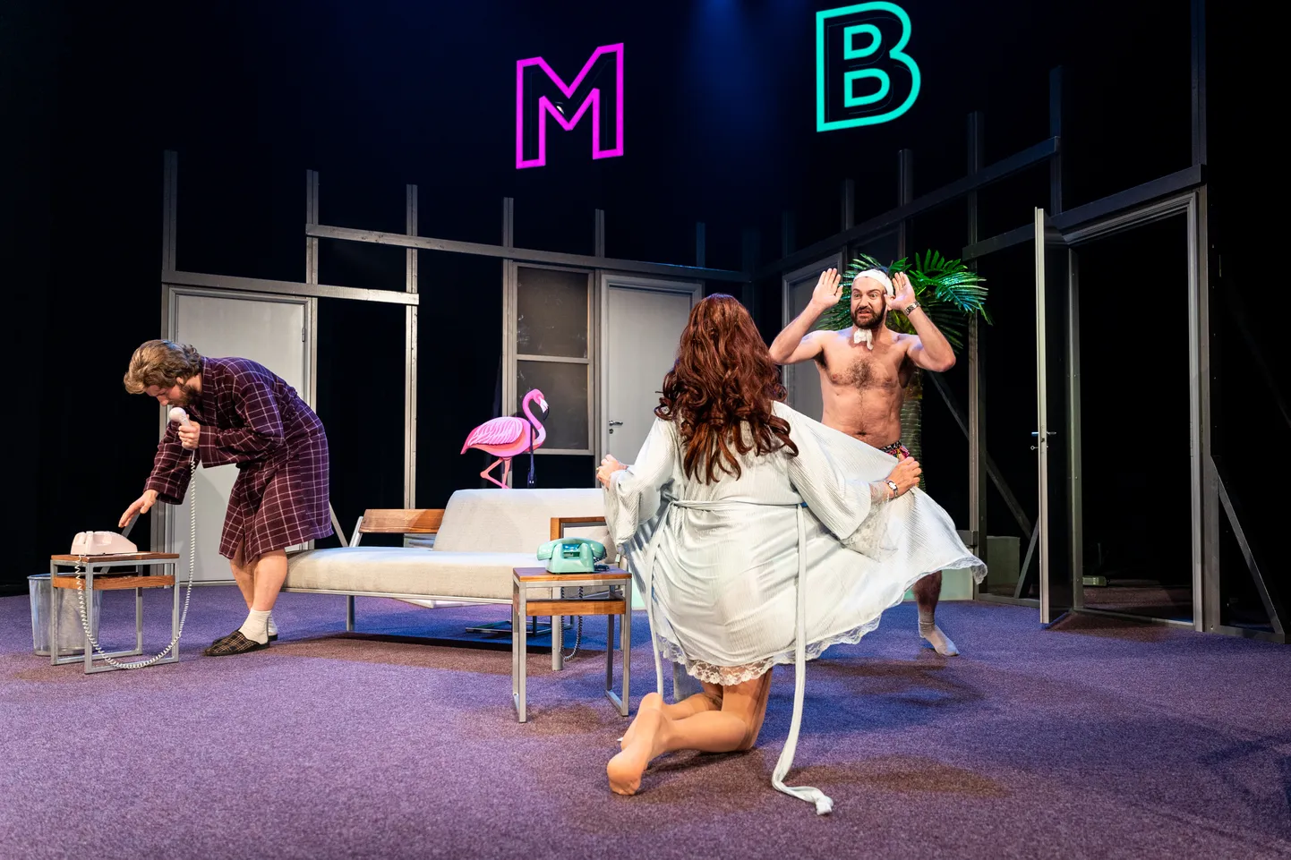 Ray Cooney komöödia «Oi, Johnny» Rakvere teatris. Pildil Madis Mäeorg, Ülle Lichtfeldt ja Margus Grosnõi.