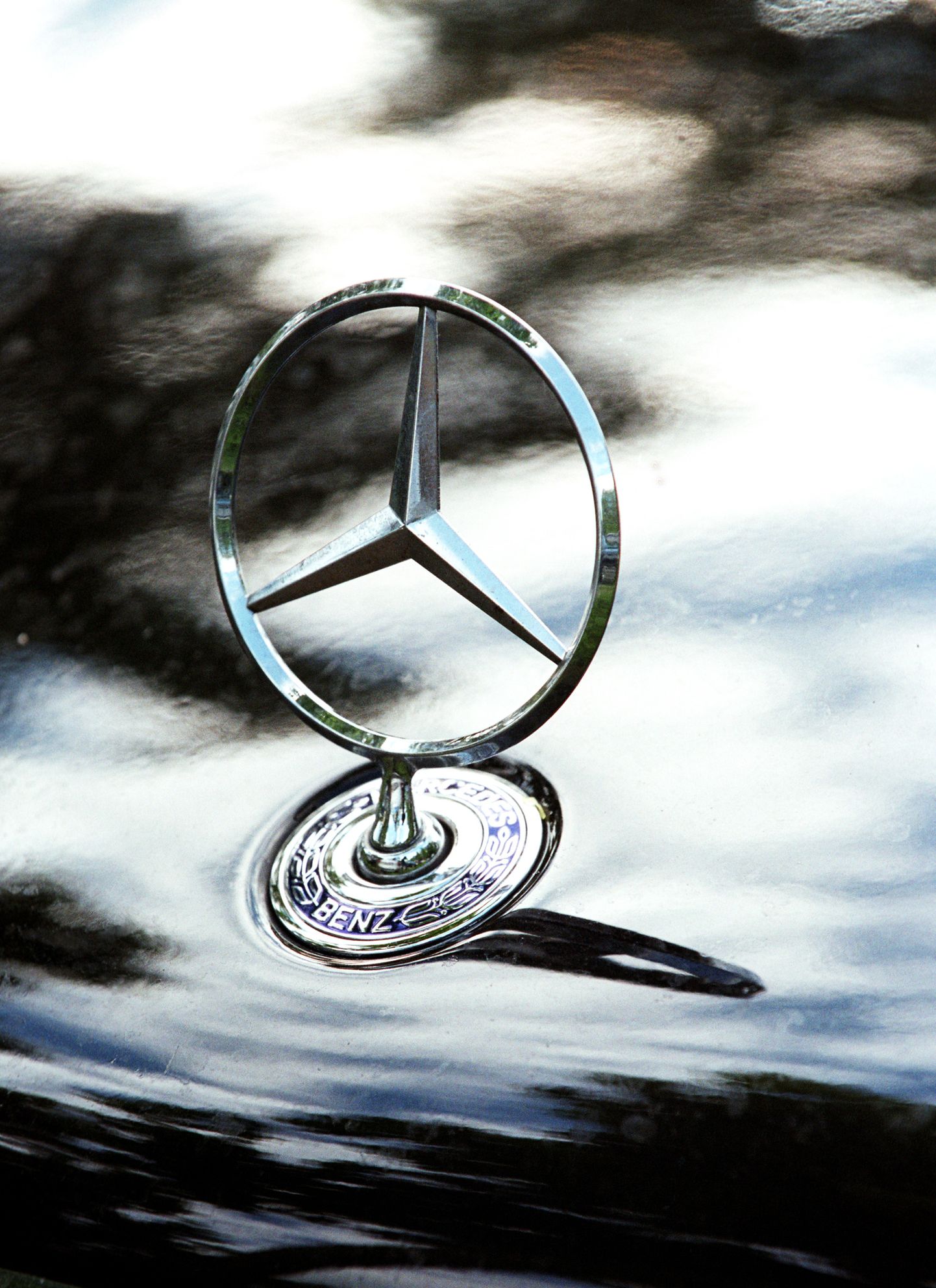 Mercedes-Benz входит в концерн Daimler.