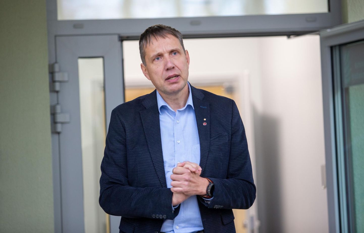 Viljandi haigla juhi Priit Tampere jätkab riigiga läbirääkimisi Tervikumi ehitamisele lisara saamiseks, kuid püüab eelarveauku lappida ka teistest kanalitest.