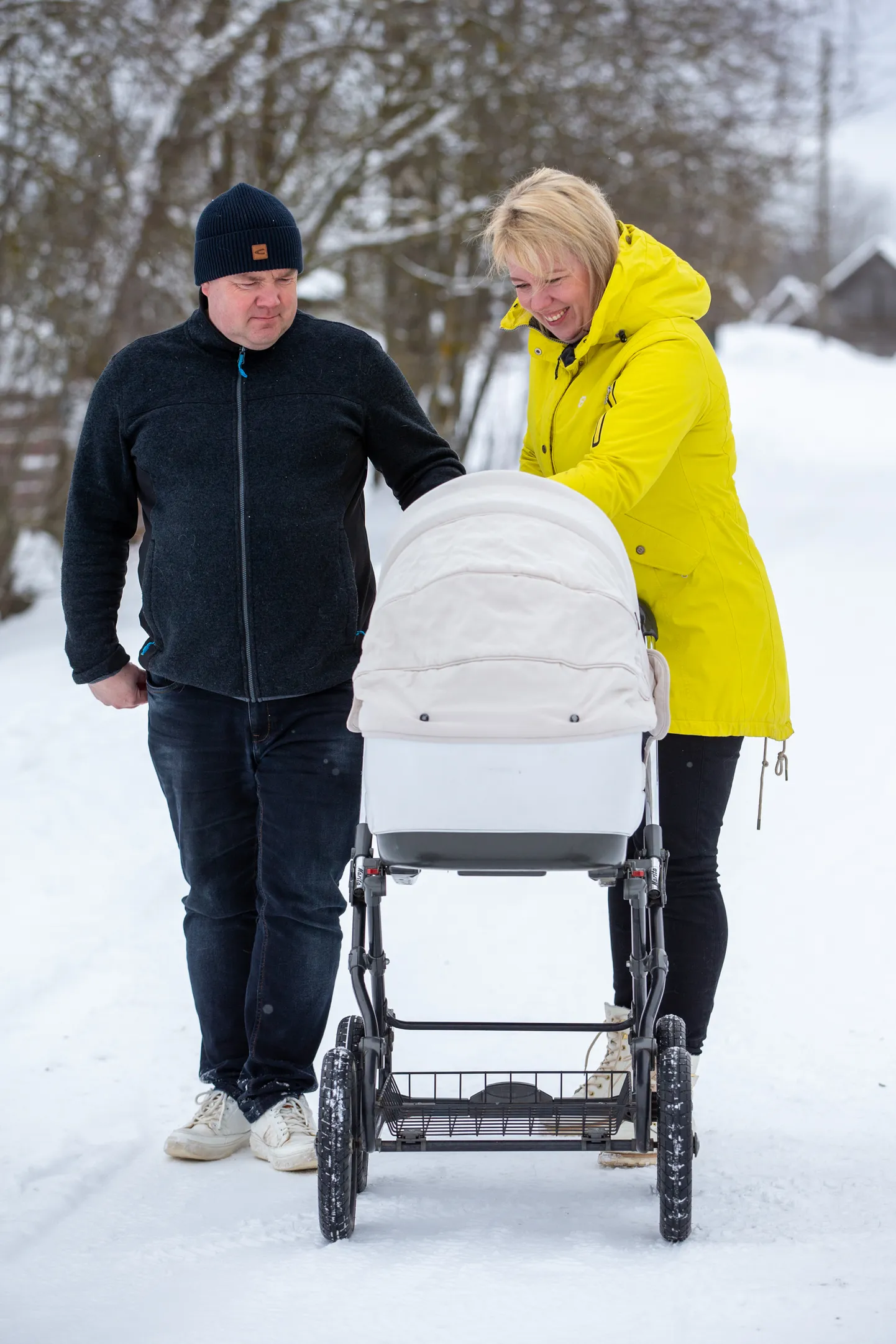 Maarika Antonov ja Guido Tellis elavad Toila vallas oma majas. Praegu hoolitsevad nad pooleaastase imiku eest, kelle alkohoolikust ema jättis haiglasse.