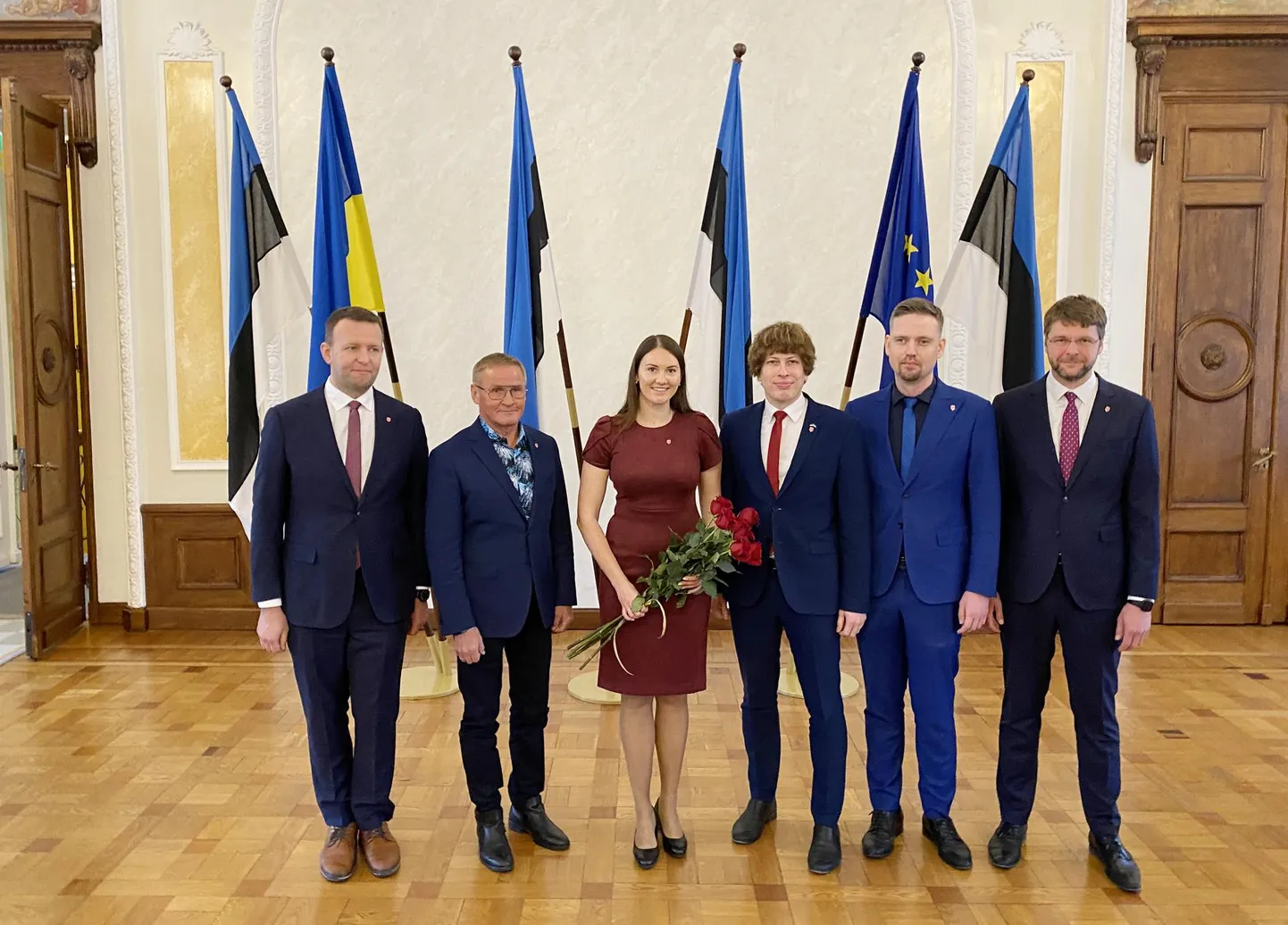 Vahetult pärast pressikonverentsi poseerisid nüüd juba endised keskerakondlased Jaak Aab (vasakult teine), Ester Karuse, Tanel Kiik ja Andre Hanimägi fotograafidele koos sotside juhtfiguuride Lauri Läänemetsa (vasakult esimene) ja Jevgeni Ossinovskiga (paremalt esimene), partei rinnamärgid revääril uhkelt säramas.