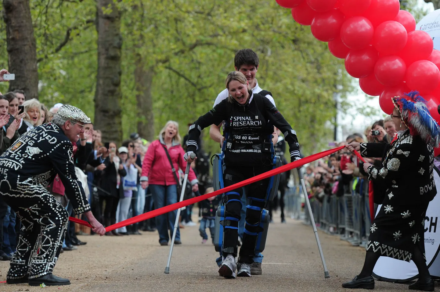 Claire Lomas Londoni maratoni lõpusirgel.