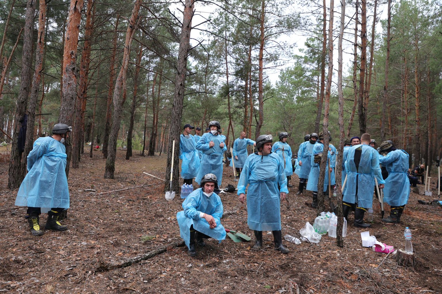 Ukrainas tiesu medicīnas eksperti mežā pie Izjumas, kur atrasti Krievijas okupācijas laikā izveidoti masu kapi