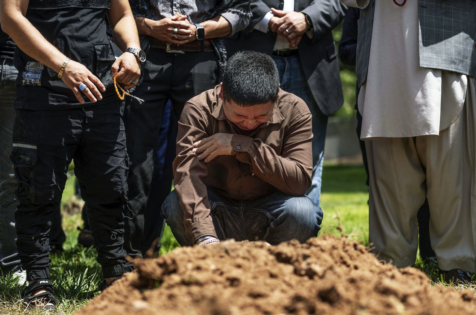 Altaf Hussain nutab oma venna Aftab Husseini (27), kes mõrvati oma kodu lähedal, haua kohal Fairview Memorial Parkis Albuquerques.