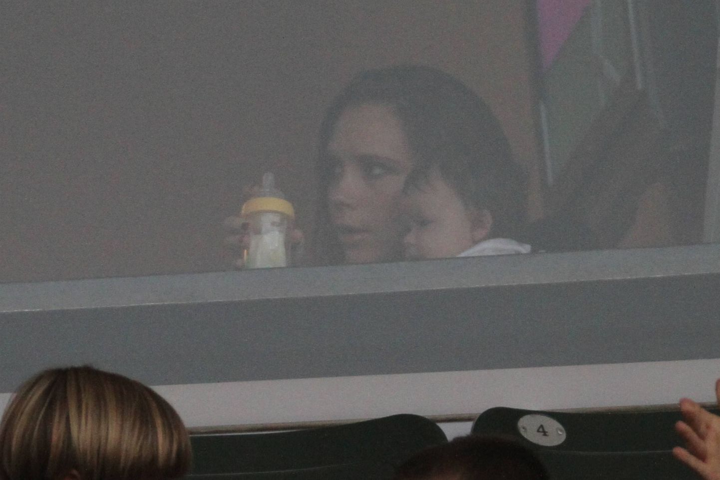 Victoria Beckham koos tütre Harper Seveniga oma abikaasa David Beckhami mängu jälgimas.