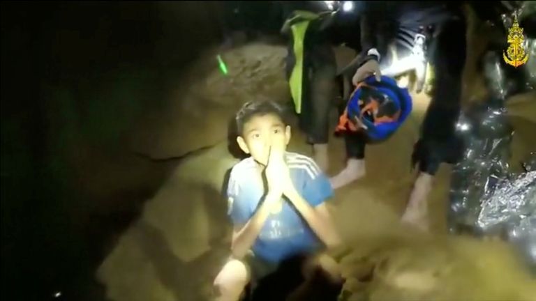 Põhja-Tais Tham Luangi koopasse lõksu jäänud jalgpallipoisid saatsid vanematele videosõnumi. Pildil noorim poistest, kes on 11-aastane