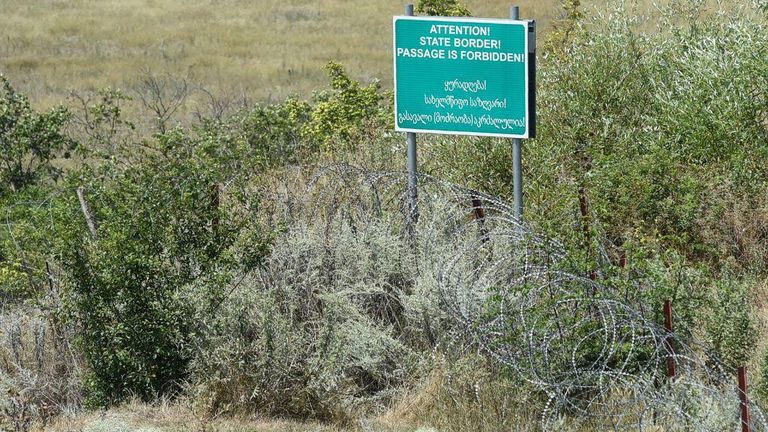 Пограничный знак у села Хурвалети