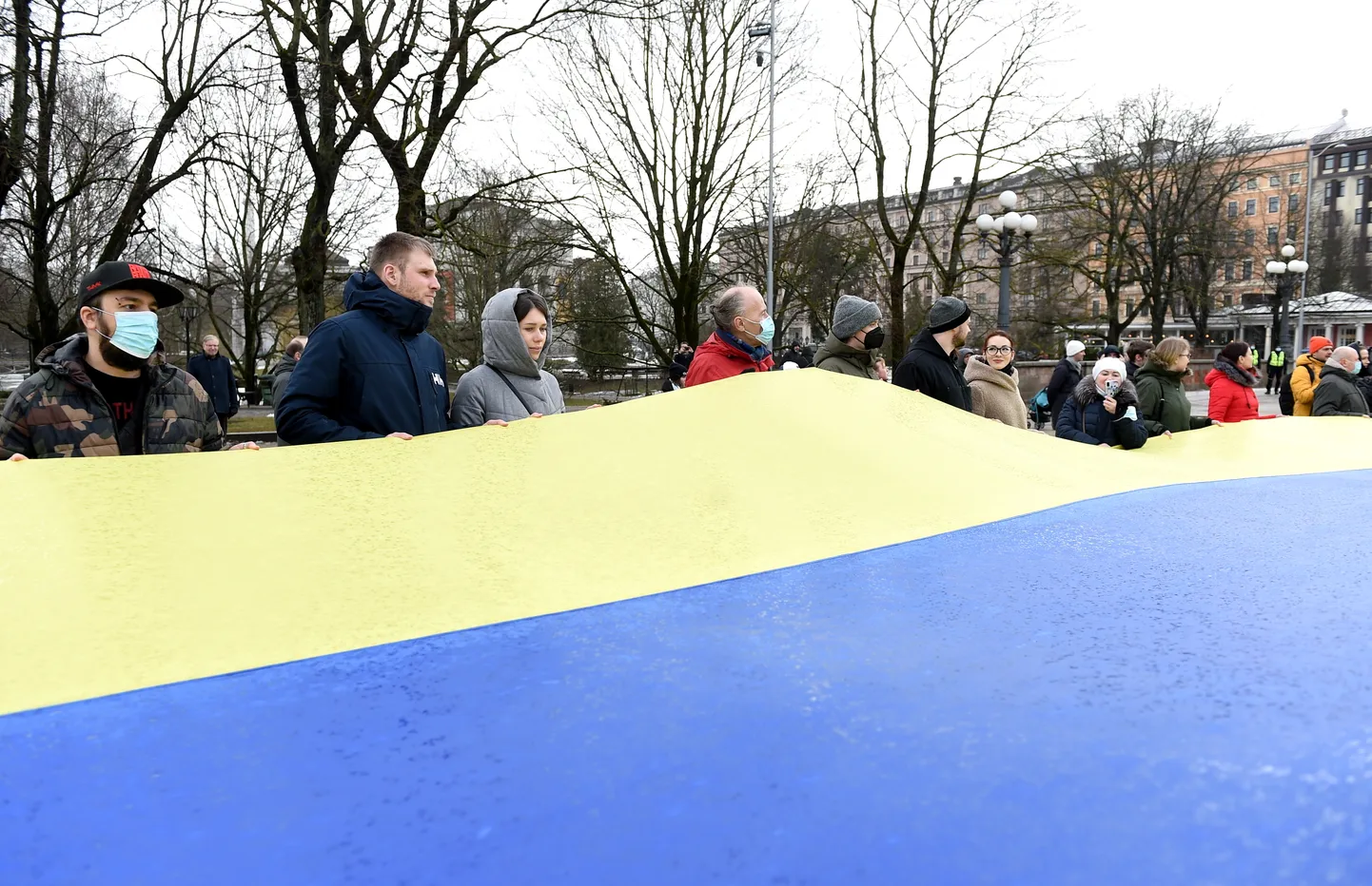 Pie Brīvības pieminekļa notiek akcija "Karogs par mieru Ukrainā", kur tiek izritināts lielais Ukrainas karogs, atzīmējot "Ukrainas nedēļu" un paužot atbalstu šīs valsts suverenitātei.