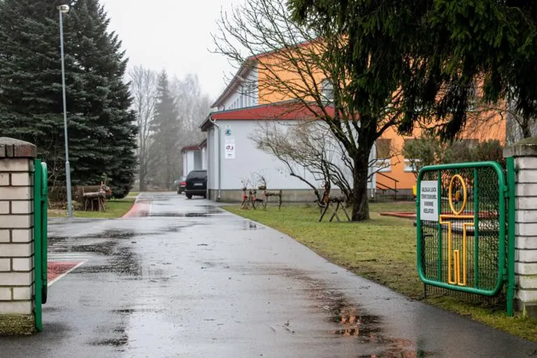 Застрявшая на сутки в пярнуском детском саду "Либликас" косуля в итоге выбралась на свободу со стороны улицы Нийду.
