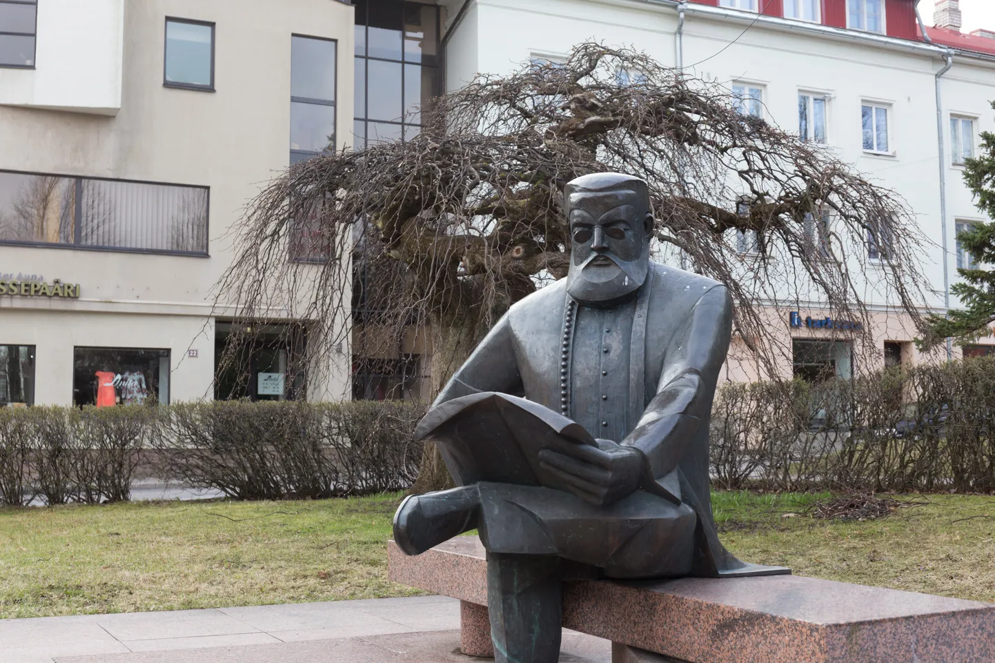 Carl Robert Jakobsoni skulptuur Viljandis