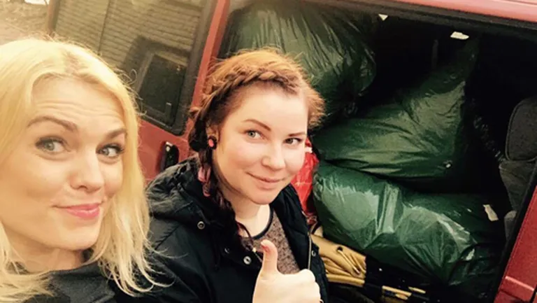 Amanda Grase (pa kreisi). "Labdarības lapa" ved nepieciešamās mantas palīdzības lūdzējiem.