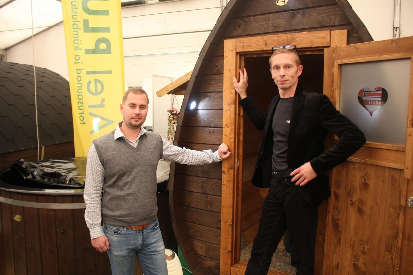 Arel Plusi juhid Raul Uibopuu ja Ardi Kaljusaar munakujulise kemmergu ees.