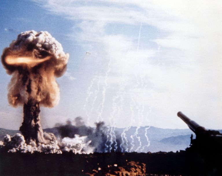 На этом фото от 25 мая 1953 года показан взрыв 280 мм ядерного снаряда, выпущенного из пушки Атомик-Энни в пустыне Невада, США.