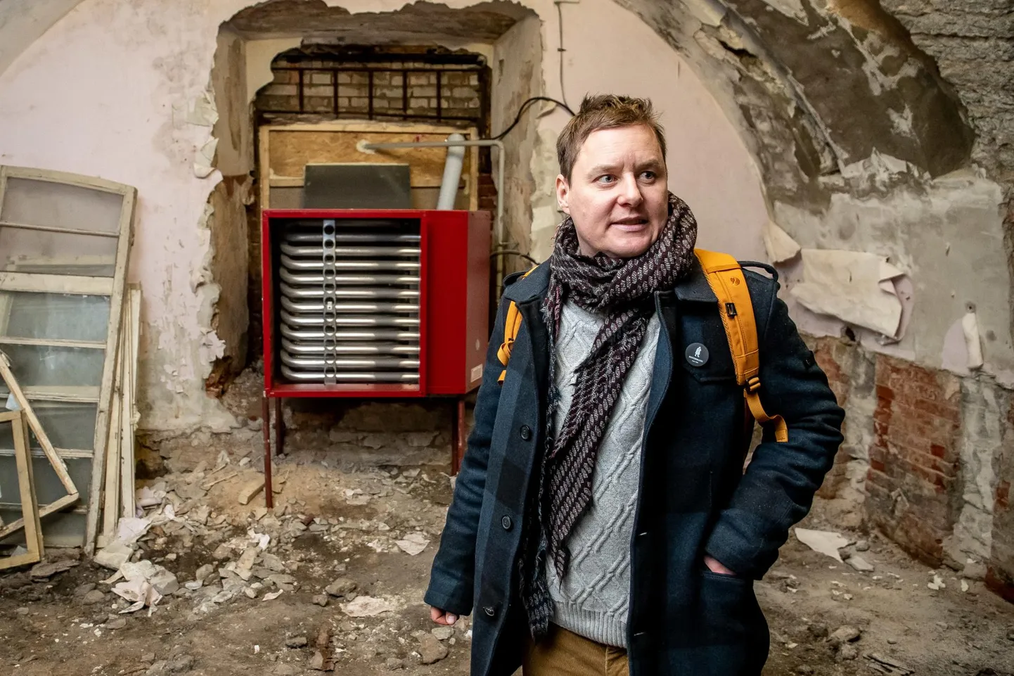 Patarei merekindluse projektijuht Artur Ümar näitas 60-kilovatist gaasipuhurit, mis suudab osa merekindluse esimesest korrusest soojaks kütta.
