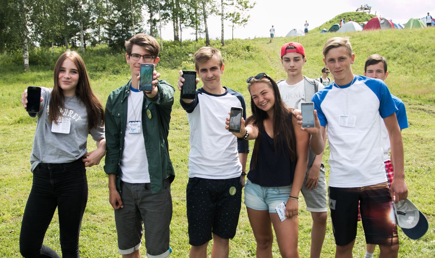 Anelle Reimets (vasakult), Aigar Reinup, Joosep Hiob, Laura-Liis Loos ja Jasper Mannas näitasid hea meelega kuidas maailma vallutanud mobiilimäng Pokémon Go välja näeb. Noored ise on rahul, sest mäng on väga põnev.