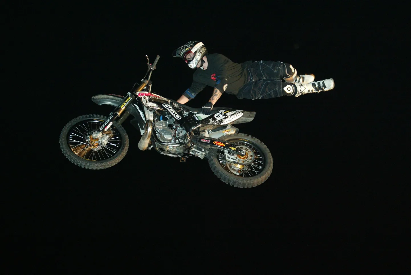 Freestyle Motokrossi trikimootoratturid Nick Franklin ja Chris Birch esitasid Vabaduse puiesteel oma tsiklitega trikke. Pildil Chris Birch.