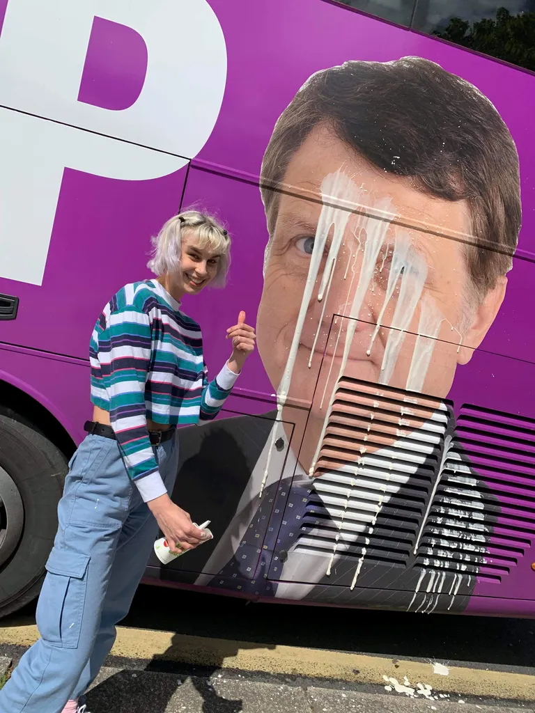 Amy Thompson on Carl Benjamini juba kolmel korral piimakokteiliga loopinud. Fotol parteijuhi Gerard Batteni pildiga buss.