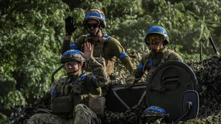 Наступление в Курской области подняло боевой дух украинской армии, считают военные эксперты.