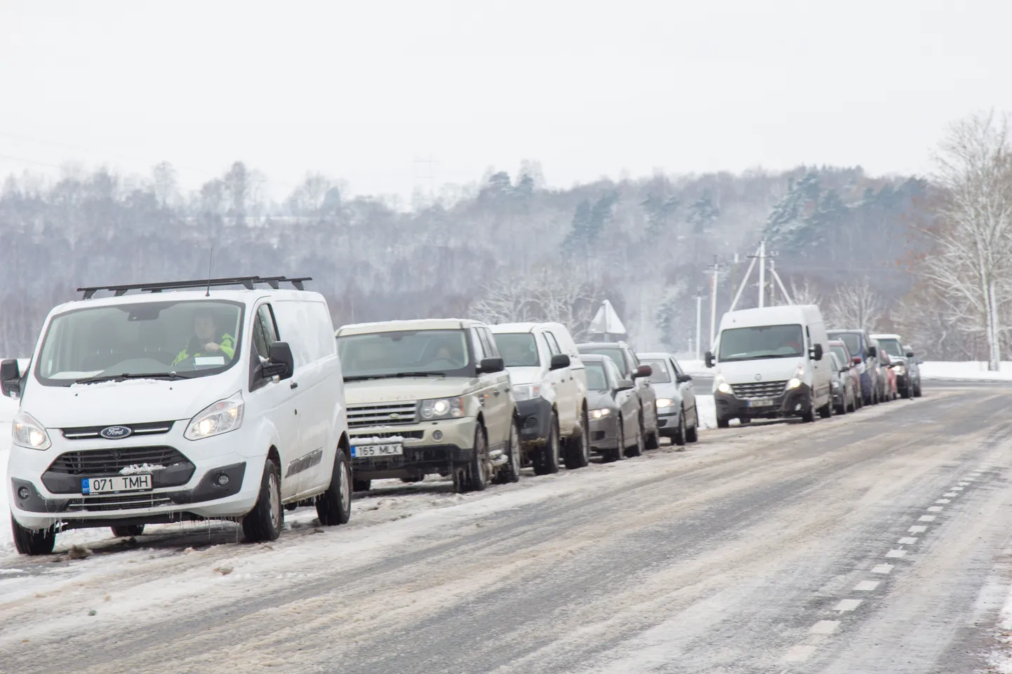 Järjekord Vana-Võidu rehvivahetustöökoja ukse taga neljapäeval kell 11.30 ajal. Oodata tuli kuni viis tundi.