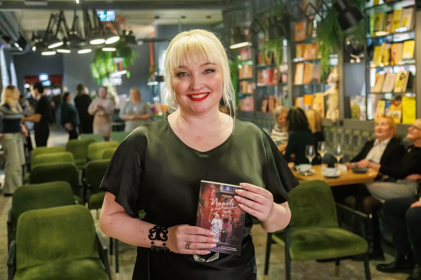 Evelin Ojamets raamatuga «Napoli ei lase üksindust tunda».