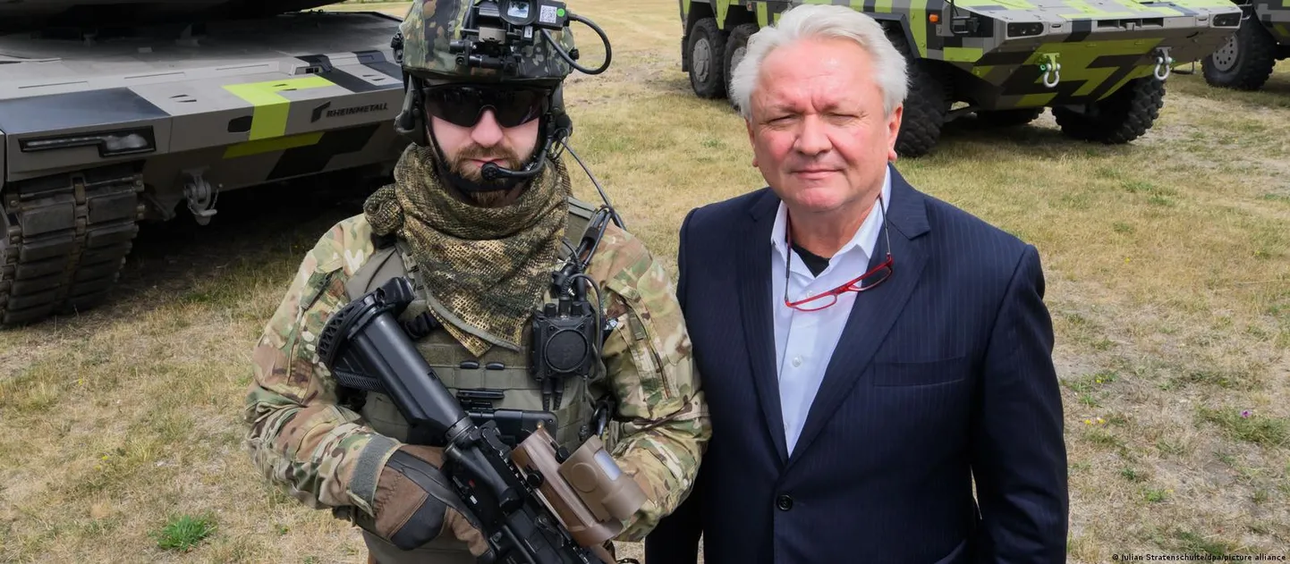 Армин Паппергер на фоне Panther KF51