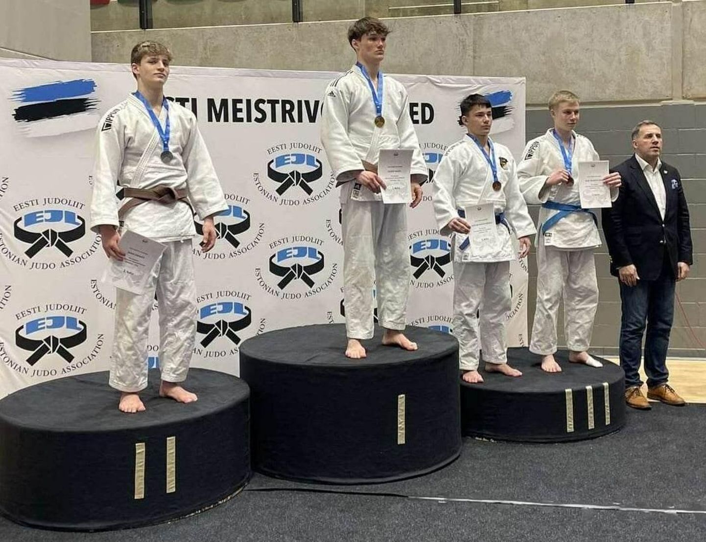 Poodiumil juunioride kehakaalu kuni 73 kilogrammi medalistid (Randy Nagel kõrgeimal astmel), kõrval Eesti Judoliidu president Kaido Kaljulaid.Klubi Rei