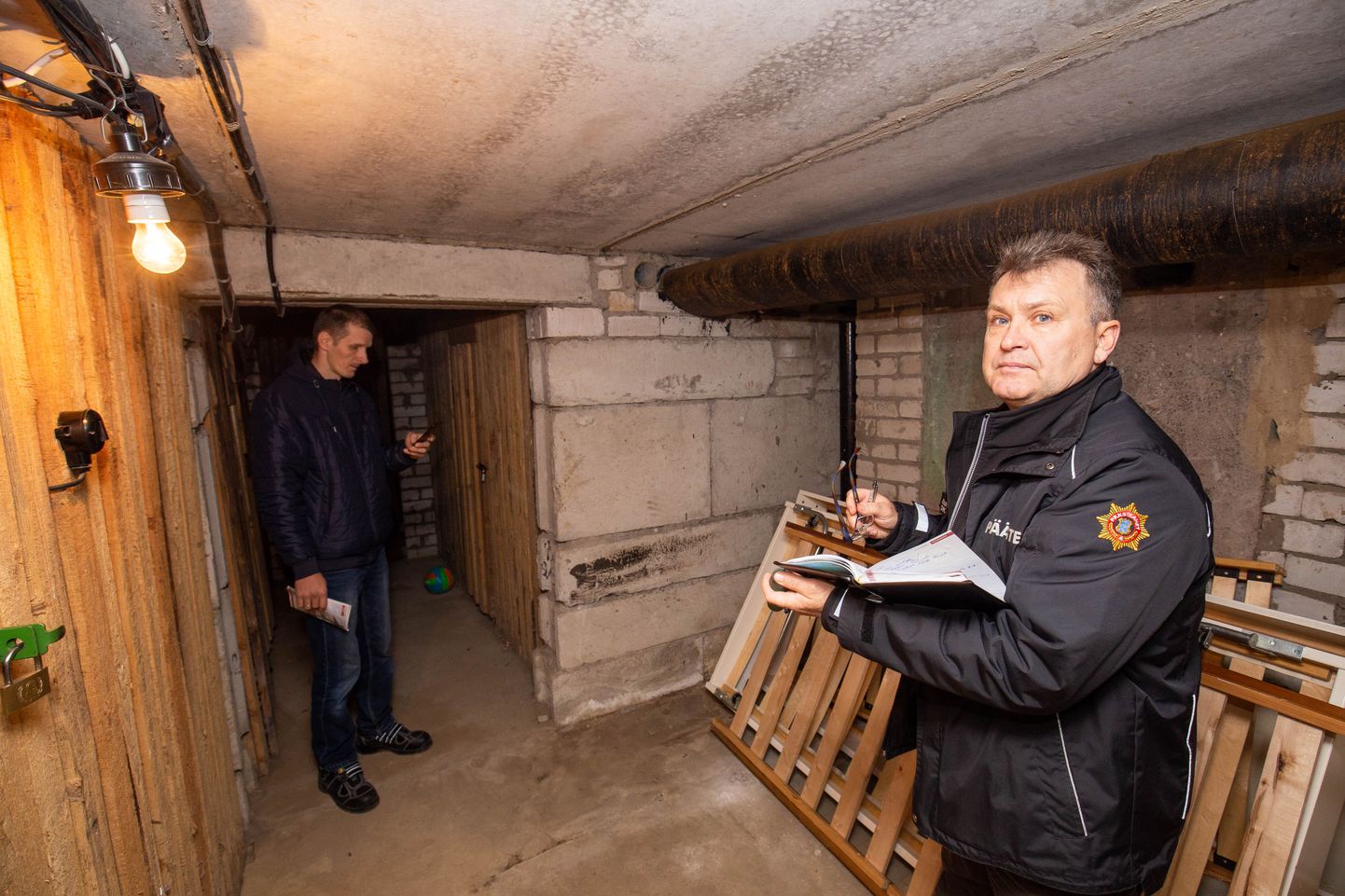 Lääne päästekeskuse järelevalveinspektor Lennart Okas Koerus kortermaja 
kontrollimas.
