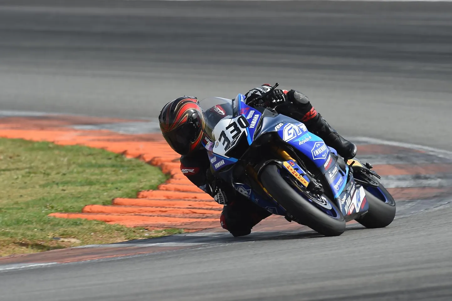 Pildil sõidab Hispaania treeninglaagris sõidab Selyn Kazakova Superstock 600 klassi mootorrattaga Yamaha R6. Esimese sõidu Eestis tegi ta mai alguses Audru ringrajal.